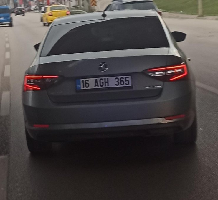 Bursa’da motorlu kurye otomobile çarptı