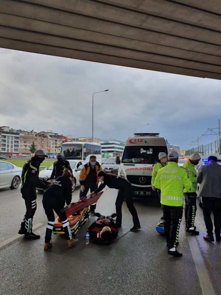 Bursa’da motorlu kurye otomobile çarptı