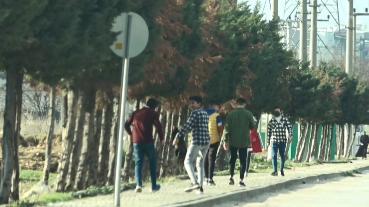 Kısıtlamayı deldiler, maç yapıp oyunlar oynadılar