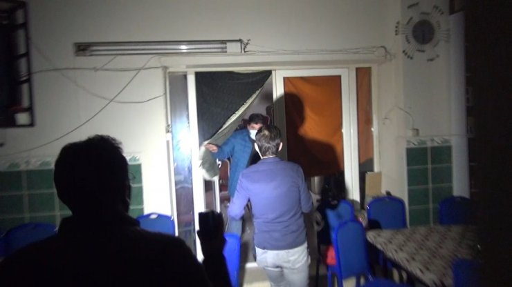Kısıtlamada oyun salonunu kıraathaneye çevirenlere polis baskını