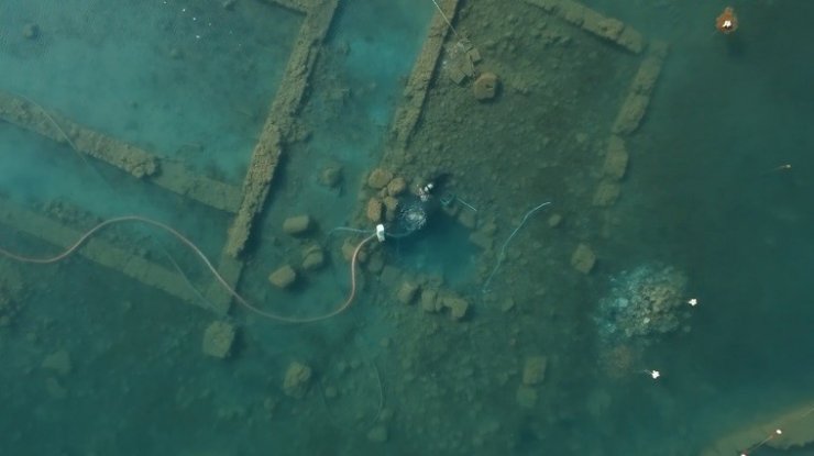 Gölün dibinde yatan 100 yılın keşfi, havadan ve su altından böyle görüntülendi