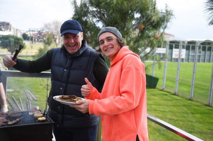 Bursaspor, Eskişehirspor maçı öncesi barbekü partisi verdi