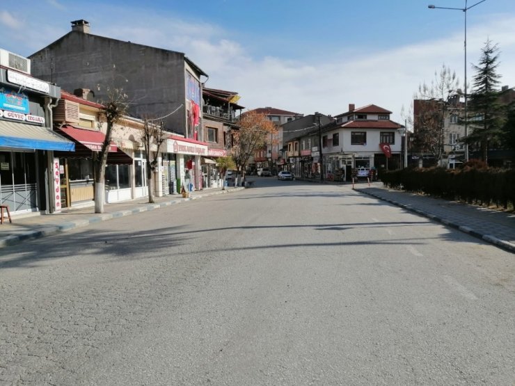 Pazaryeri’nde cadde ve sokaklar boş kaldı