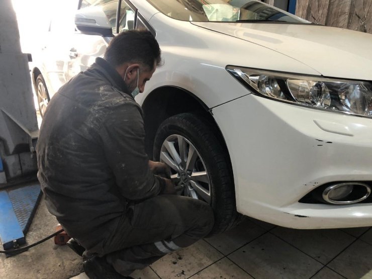 Kısıtlamada yolda kalanların yanlarında oluyorlar