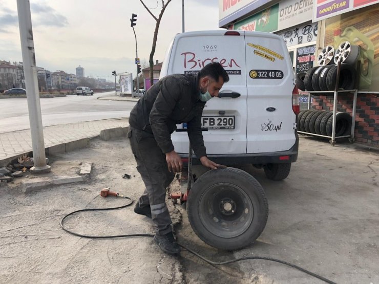 Kısıtlamada yolda kalanların yanlarında oluyorlar