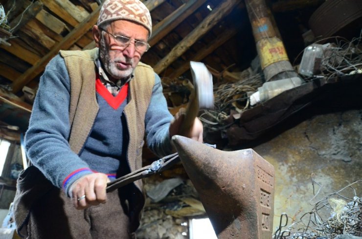 83 yaşında 120 yıllık dükkanda 73 yıldır çan üretiyor, hazır olduğunu sesinden anlıyor