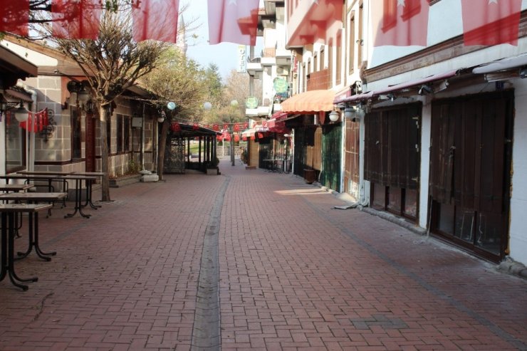 Ankara’da hafta sonu cadde ve sokaklar boş kaldı