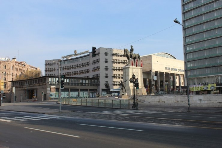 Ankara’da hafta sonu cadde ve sokaklar boş kaldı