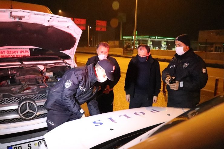 Kısıtlamada yolda kalan şoförün imdadına polis ekipleri yetişti