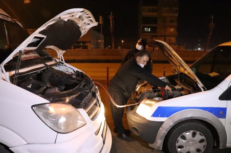 Kısıtlamada yolda kalan şoförün imdadına polis ekipleri yetişti