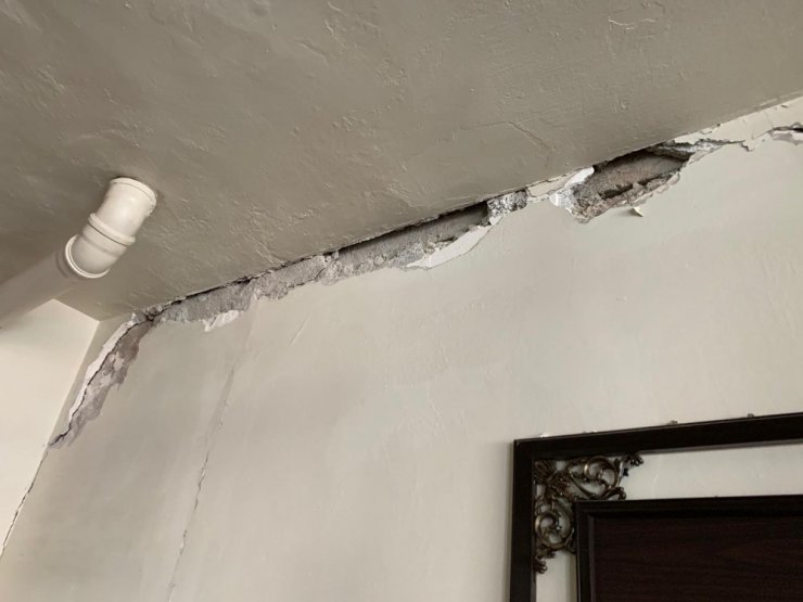 Elazığ’da deprem anı marketin güvenlik kamerasına yansıdı