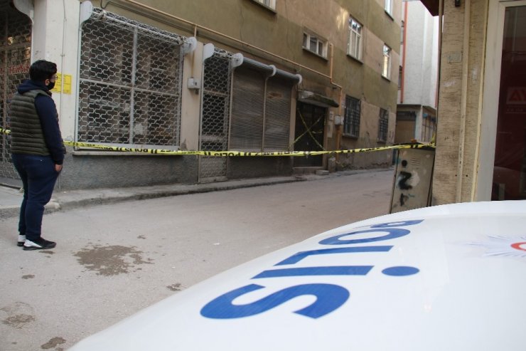 Elazığ’da depremde hasar alan orta hasarlı bir bina tahliye edildi