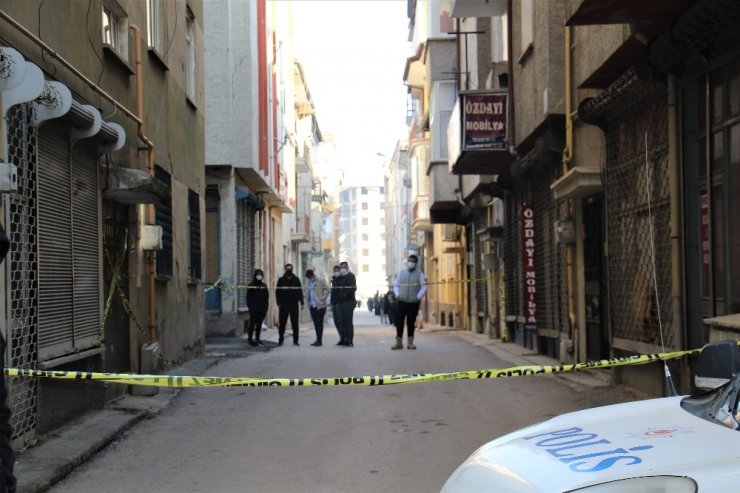 Elazığ’da depremde hasar alan orta hasarlı bir bina tahliye edildi