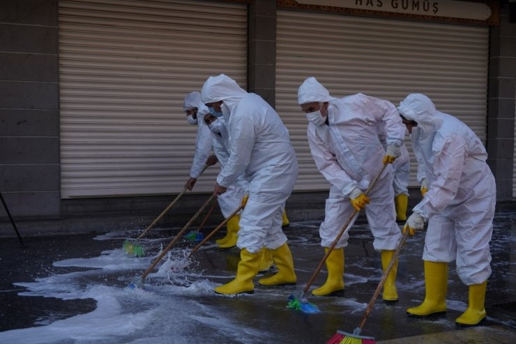 Diyarbakır Büyükşehir Belediyesinden 180 personel ve 44 araçla temizlik çalışması
