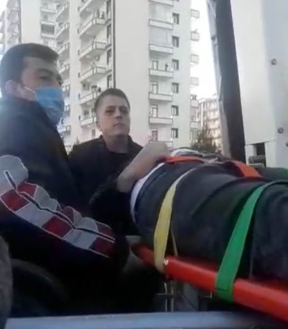 Çatıda mahsur kalan vatandaşı itfaiye kurtardı