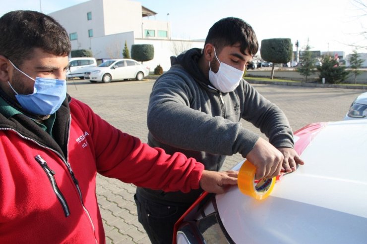Diyarbakır’da bir grup, farkındalık oluşturmak için araçlarına maske taktı