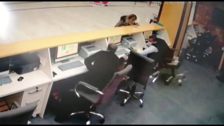 Sosyal mesafe kuralına uydu, kendini yerde buldu