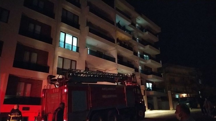 İtfaiye ekipleri balkondan girerek yangını söndürdü