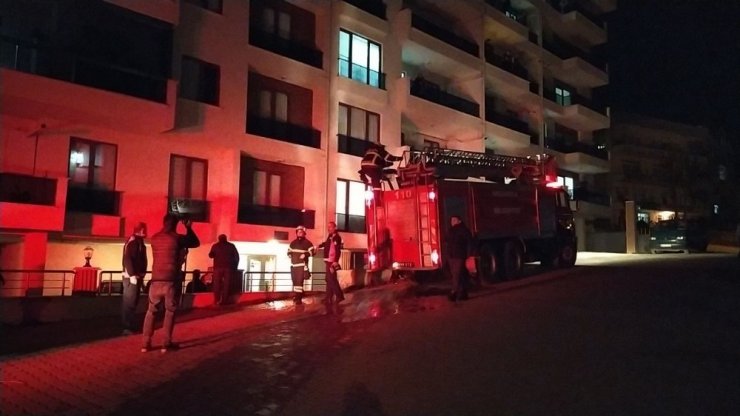 İtfaiye ekipleri balkondan girerek yangını söndürdü