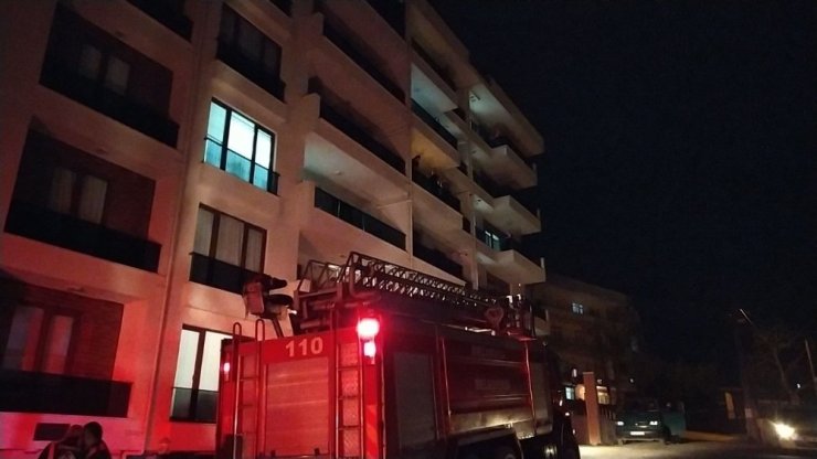 İtfaiye ekipleri balkondan girerek yangını söndürdü