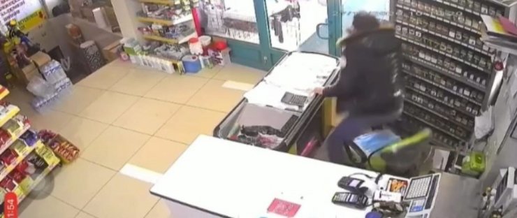 Elazığ’da deprem anı marketin güvenlik kamerasına yansıdı