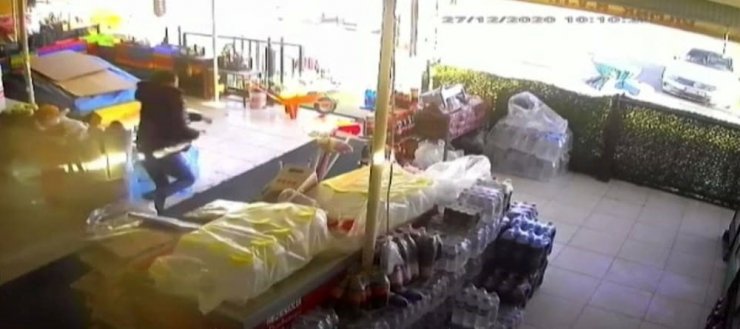 Elazığ’da deprem anı marketin güvenlik kamerasına yansıdı