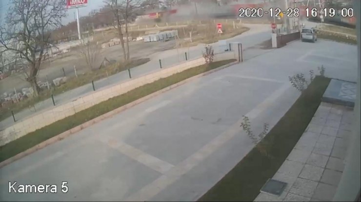 Elazığ’da trenin tıra çarptığı kaza kamerada