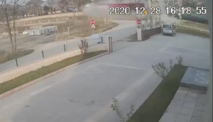 Elazığ’da trenin tıra çarptığı kaza kamerada