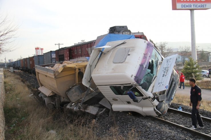 Elazığ’da tren, çarptığı tırı 100 metre sürükledi: 5 yaralı