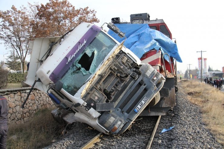 Elazığ’da tren, çarptığı tırı 100 metre sürükledi: 5 yaralı
