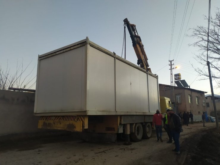 Elazığ’da depremin merkez üssü olan köye konteynerler kuruldu