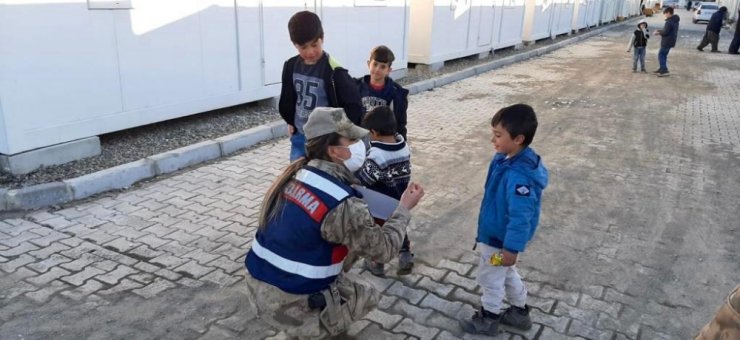 Elazığ’da depremzede çocuklara jandarmadan moral ziyareti