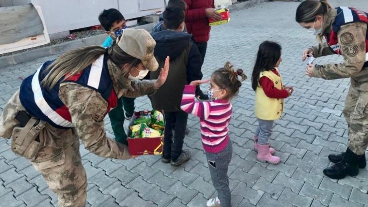 Elazığ’da depremzede çocuklara jandarmadan moral ziyareti