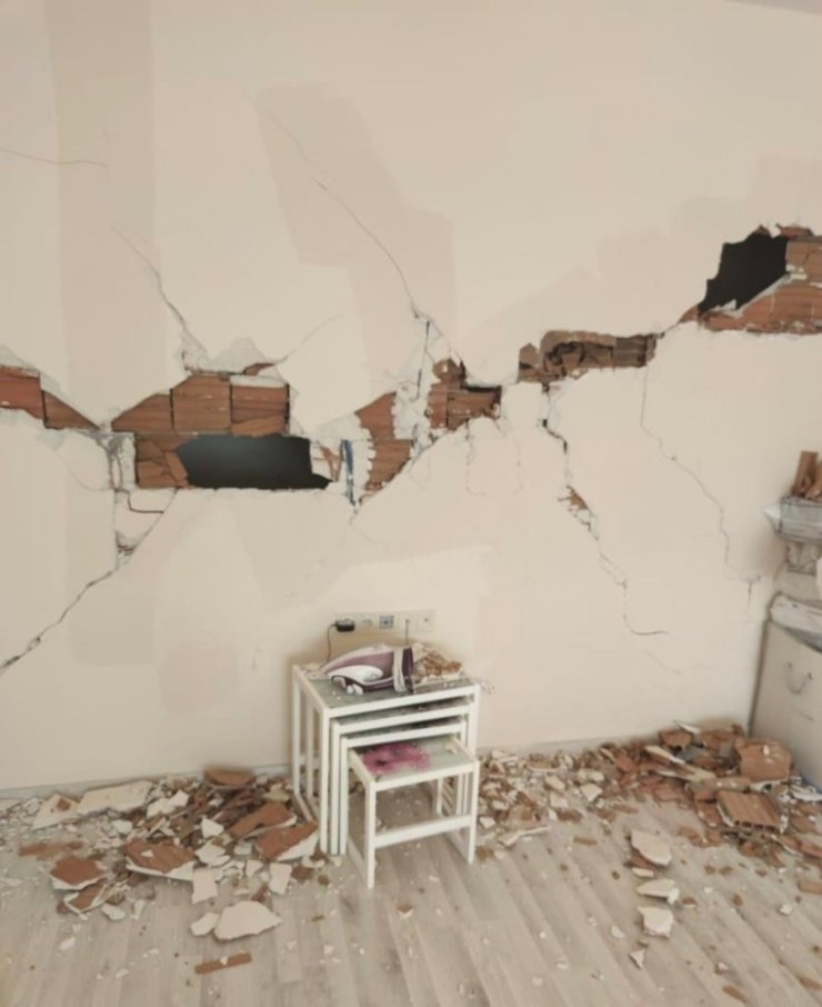 Elazığ’da bazı evler hasar gördü, sokağa çıkma kısıtlamasına esneklik sağlandı