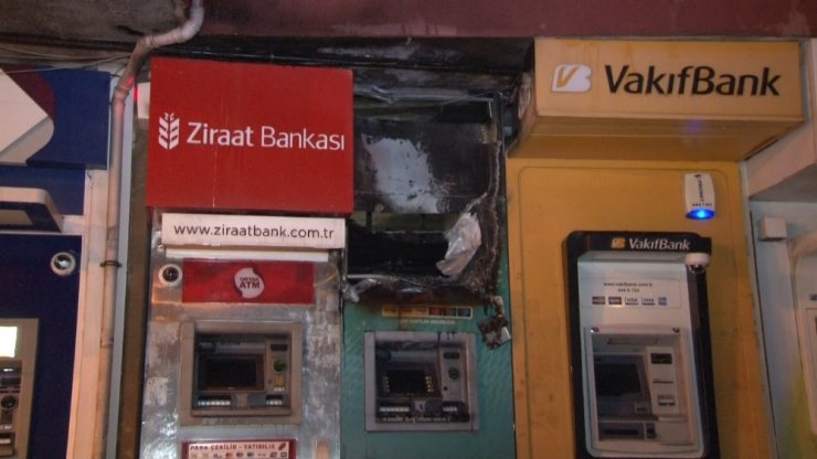 Esenyurt’ta özel bir bankaya ait bankamatikte yangın paniği