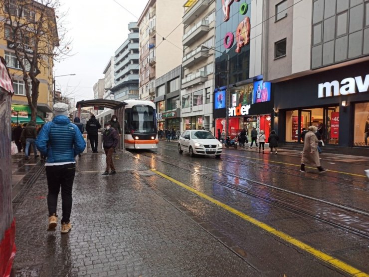 Yağmura hazırlıksız yakalananlar sosyal mesafeyi hiçe saydı