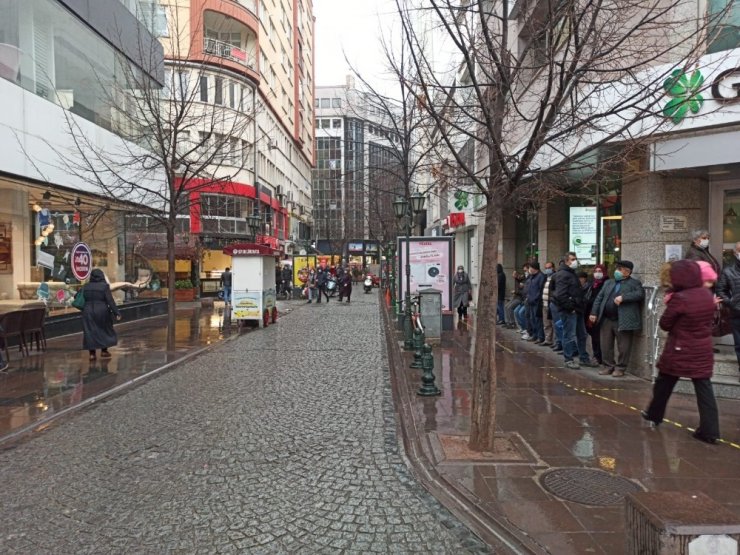 Yağmura hazırlıksız yakalananlar sosyal mesafeyi hiçe saydı