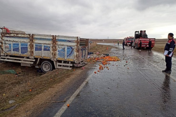 Virajı alamayan meyve yüklü kamyon şarampole uçtu: 2 ölü, 2 yaralı