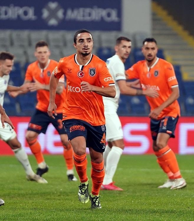 Kırmızı kartı iptal olan Rafael, ilk 11’de