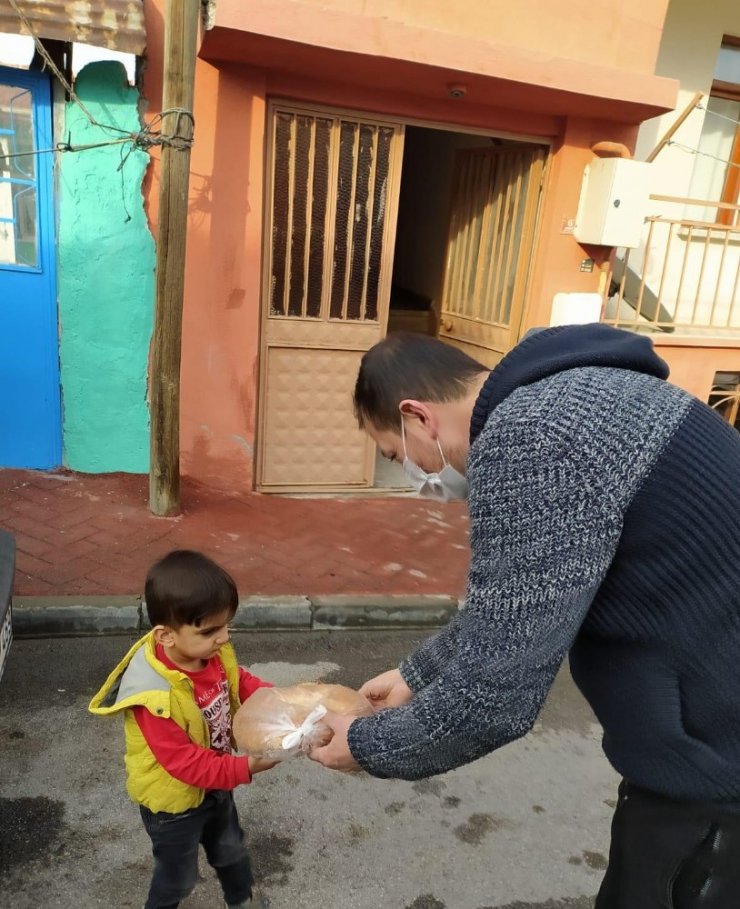 Genç muhtar mahallelisini yalnız bırakmıyor