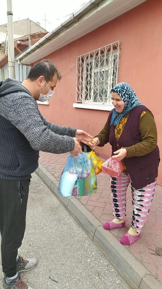 Genç muhtar mahallelisini yalnız bırakmıyor