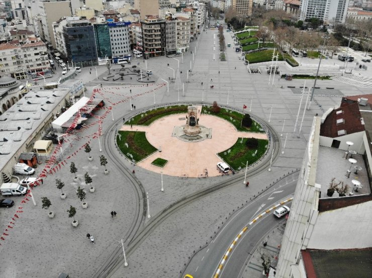 Taksim Meydanı turistlere kaldı