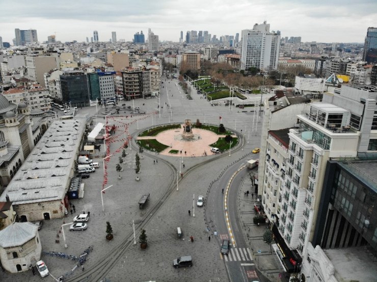 Taksim Meydanı turistlere kaldı