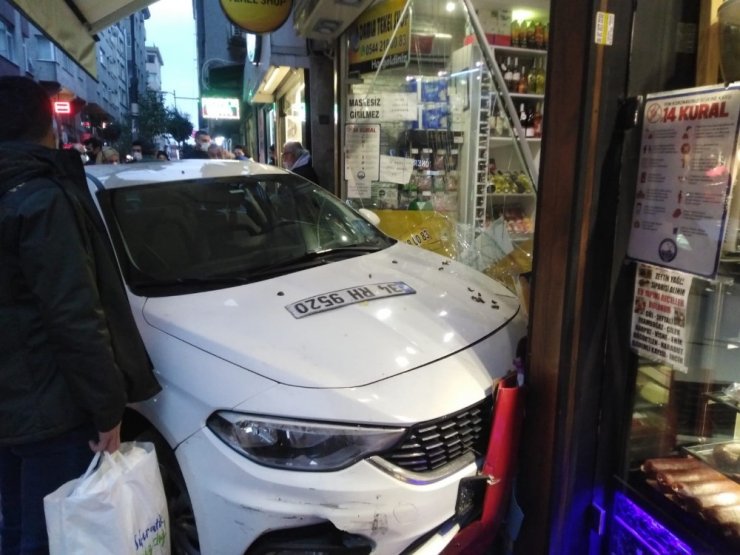 Şişli’de dükkana dalan araç dehşeti yaşattı