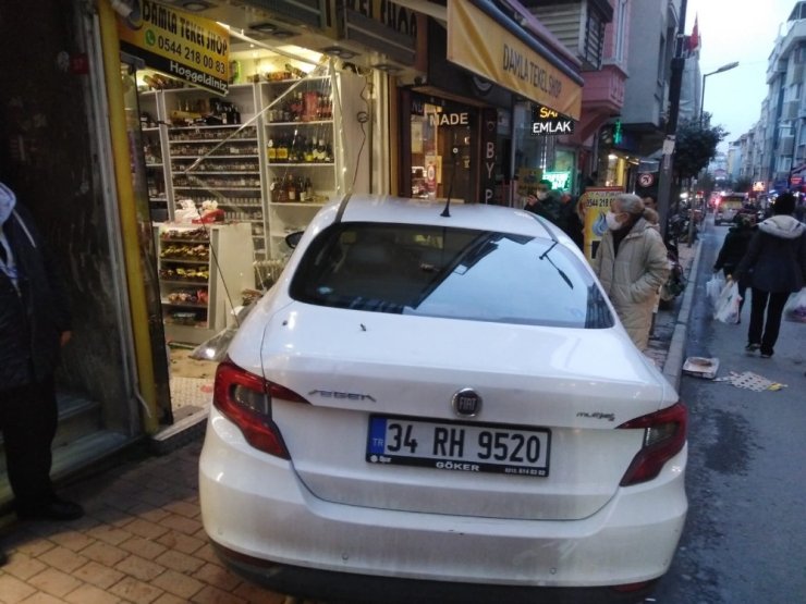 Şişli’de dükkana dalan araç dehşeti yaşattı