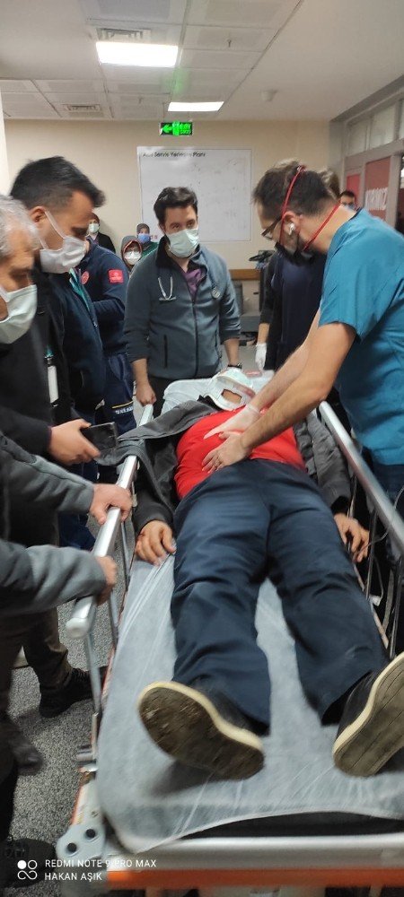 Sağlık ve askeri personeli taşıyan minibüs şarampole devrildi: 1 ölü, 7 yaralı