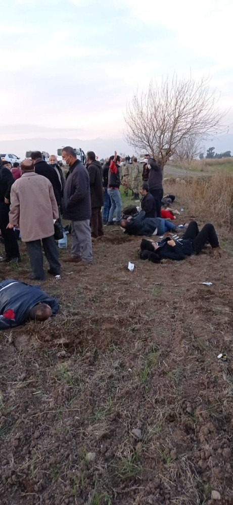Sağlık ve askeri personeli taşıyan minibüs şarampole devrildi: 1 ölü, 7 yaralı
