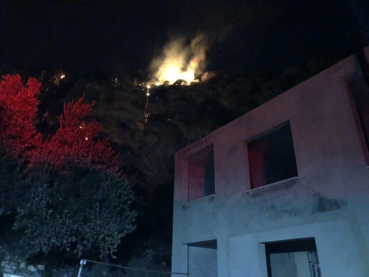 Hatay’da çıkan yangını söndürme çalışmaları sürüyor