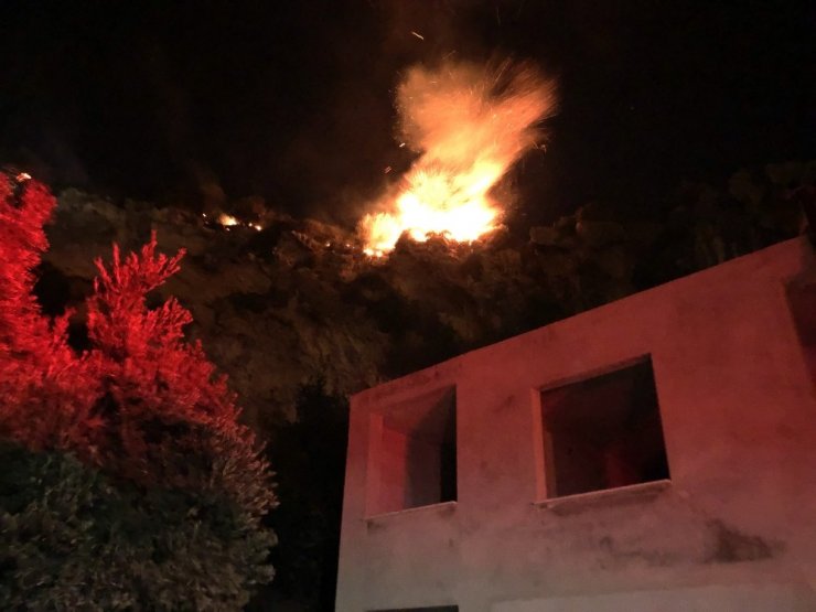 Hatay’da çıkan yangını söndürme çalışmaları sürüyor