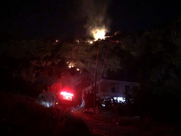 Hatay’da çıkan yangını söndürme çalışmaları sürüyor